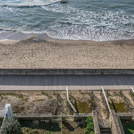 Pieds Dans L'eau Et Vue Mer A