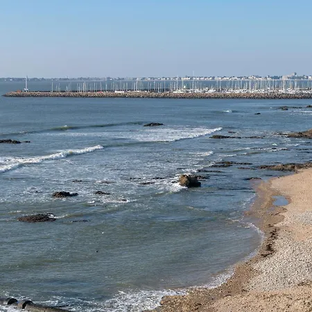 Pieds Dans L'eau Et Vue Mer A